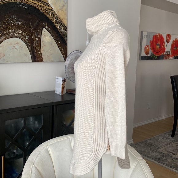 ⚪️ Dynamite M Sweater ⚪️ - Picture 2 of 5